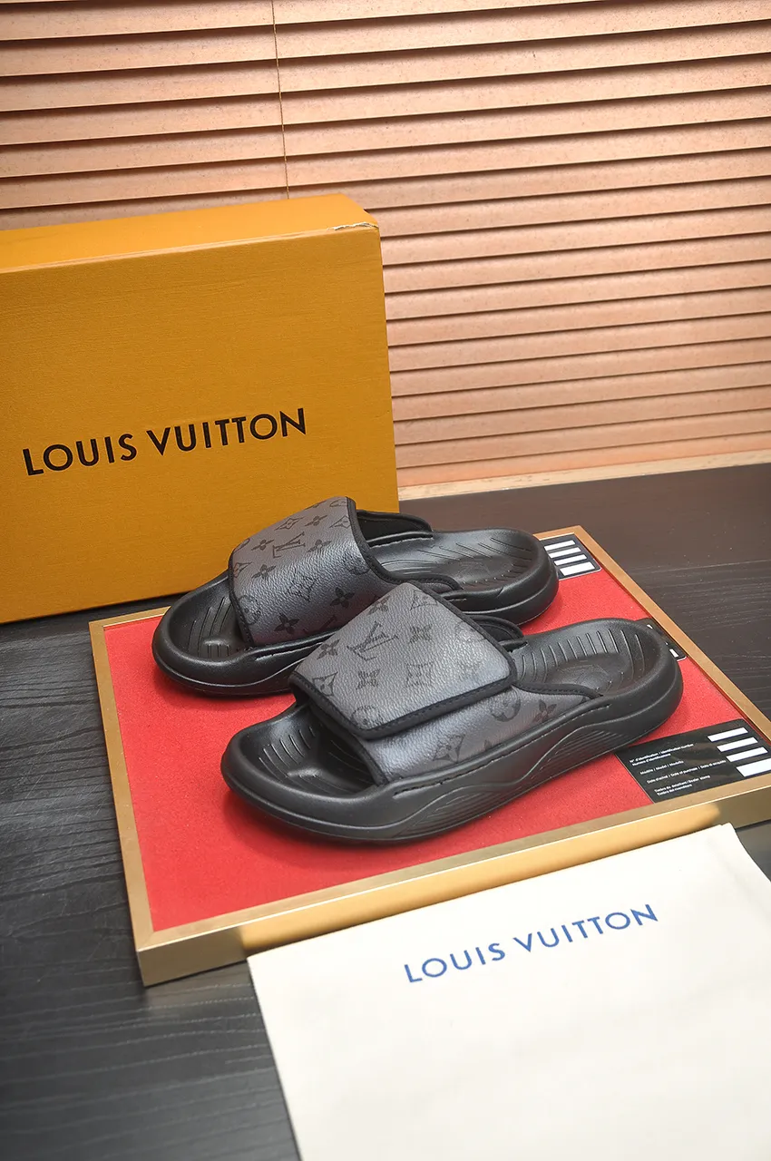 Men's men's shoes 💰340💶 [Louis Vuitton LV slippers] (high-end cowhide) counter 1:1 fashion style, a must-have for summer! The designer used LV’s iconic outsole. The original simple slippers instantly become fashionable! The upper is made of flexible special cowhide leather straps alternately, and the workmanship is exquisite! A must-have for stylish men in summer, size 38-45 (45 customized)